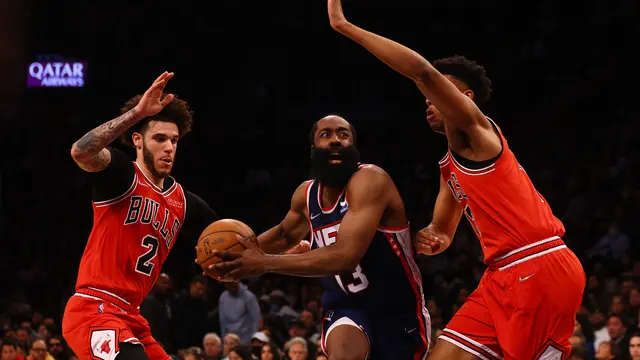 James Harden (tengah) tak berdaya menghadapi penjagaan pemain Chicago Bulls di lanjutan NBA