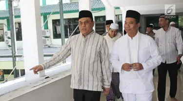 Wakil Ketua Umum Dewan Masjid Indonesia (DMI), Komjen Syafruddin (kiri) usai salat Jumat di Masjid Raya Al Ittihad, Jakarta, Jumat (13/4). Syafruddin melaksanakan salat Jumat di Masjid Raya Al Ittihad. (Liputan6.com/Herman Zakharia)