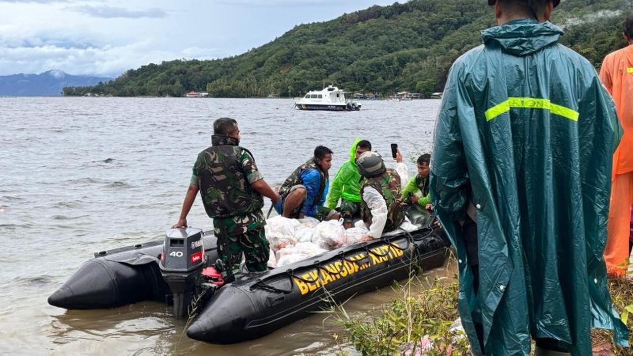 Pemkab Solok Salurkan Bantuan Korban Banjir Terisolasi dengan Perahu, Akses Jalan Putus