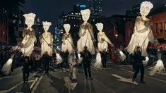 Orang-orang yang bersuka ria berbaris di sepanjang Sixth Avenue selama Village Halloween Parade di New York, Amerika Serikat, Selasa (31/10/2023). Village Halloween Parade merupakan perayaan Halloween paling kreatif dan seram. (AP Photo/Andres Kudacki)
