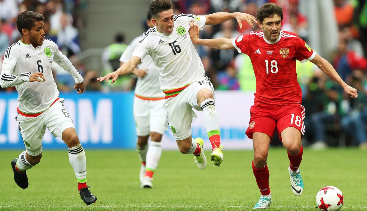 Bek Rusia, Yuri Zhirkov, berebut bola dengan pemain Meksiko, Hector Moreno dan Jonathan dos Santos  pada laga Grup A Piala Konfederasi 2017 di Kazan Arena, Kazan, Sabtu (24/6/2017). Rusia kalah 1-2 dari Meksiko. (EPA/Tolga Bozoglu)