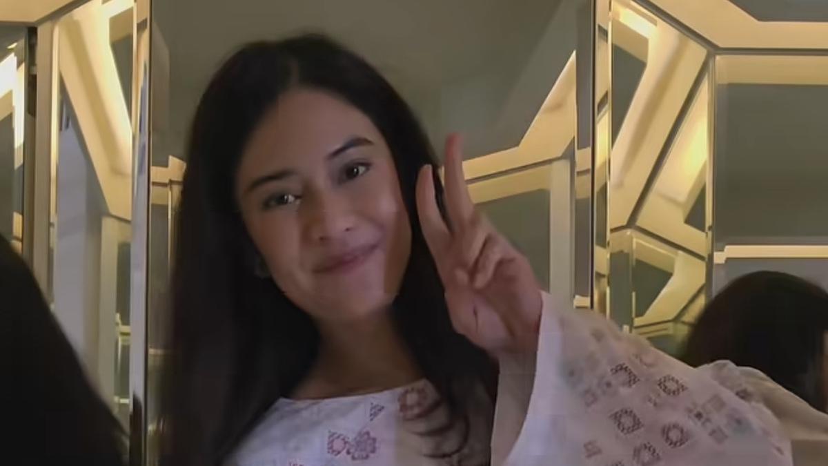 Potret Dian Sastrowardoyo Mencoba Baju Lebaran dari Brand Lokal