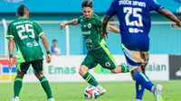 Kim Jeffrey Kurniawan (tengah) melepaskan tembakan pada laga Persiku Kudus Vs PSS Sleman di Stadion Wergu Wetan, Kudus, Jawa Tengah, Minggu (21/9/2025) sore WIB. (Bola.com/Dok. PSS Sleman)