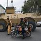 Pejuang Taliban berpatroli di sepanjang jalan di Kabul (17/8/2021). Taliban bergerak untuk segera memulai kembali ibu kota Afghanistan setelah pengambilalihan Kabul n dan menyuruh staf pemerintah untuk kembali bekerja. (AFP/Wakil Kohsar)