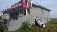 Pengemudi Mobil Toyota Rush Menabrak Gedung Kantor Persatuan Perawat Nasional Indonesia (PPNI) Kabupaten Blora (Liputan6.com/Ahmad Adirin)