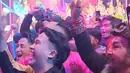 Sambil tersenyum tipis, Limbad mengangkat lightstick dan ikut berjoget saat lagu Heavy Rotation dimainkan. Ia menonton bersama selebritas lain seperti King Nassar, Anwar, dan Irfan Hakim. Meskipun tak ikut bernyanyi, ekspresinya menunjukkan bahwa ia menikmati setiap detik konser tersebut. (Liputan6.com/IG/@limbadindonesia)