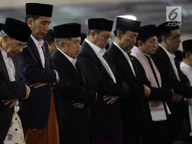 Presiden Jokowi (ketiga kiri) bersama Wapres Jusuf Kalla melaksanakan Salat Idul Fitri di Masjid Istiqlal, Jakarta, Minggu (25/6). Pemerintah menetapkan 1Syawal 1438 H pada Minggu (25/6) setelah menunaikan 29 hari ibadah puasa. (Liputan6.com/Johan Tallo)