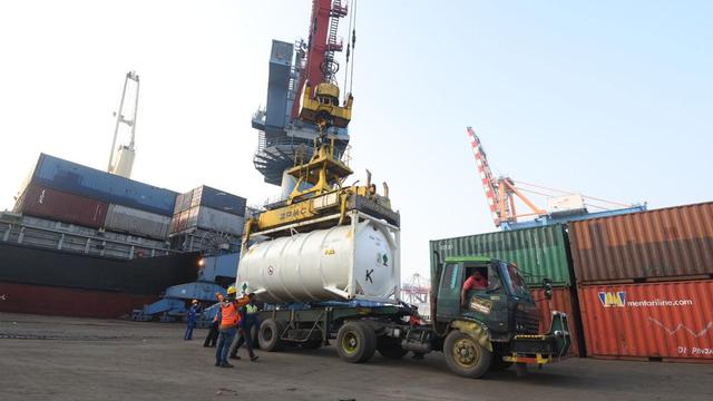 PT Pertamina (Persero) mengerahkan anak usahanya untuk membantu Pemerintah dalam penanganan Covid-19 melalui penyaluran kebutuhan Oksigen pasien Covid-19.