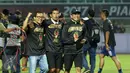 Pelatih Arema FC, Aji Santoso (kiri) merayakan kemenangan atas PBFC di laga final di Stadion Pakansari, Kab Bogor, Minggu (12/3). Arema menang 5-1 dan berhasil merengkuh trofi Piala Presiden. (Liputan6.com/Helmi Fithriansyah) 