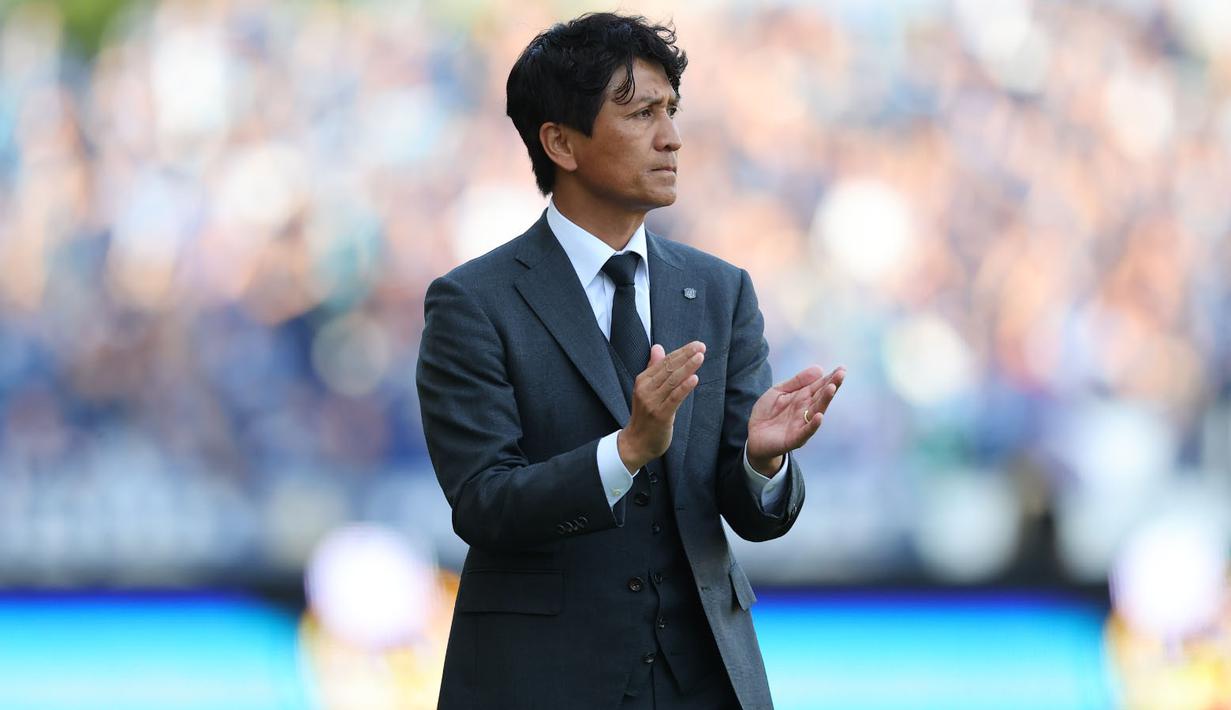 Lalu setelah 23 tahun mengabdi, Akio Kogiku akhirnya menjadi pelatih utama Tim Sakura mulai Agustus 2021 menggantikan Levir Culpi. (J.LEAGUE)