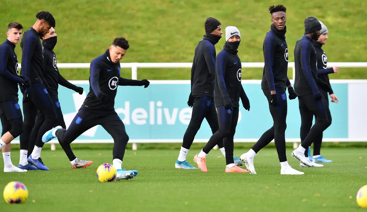 Gelandang Inggris Jadon Sancho (keempat kiri) menendang bola saat berlatih jelang menghadapi Montenegro pada babak kualifikasi Grup A Piala Eropa 2020 di St George's Park, Burton-on-Trent, Inggris, Selasa (12/11/2019). Inggris akan menjamu Montenegro pada 15 November 2019. (Paul ELLIS/AFP)