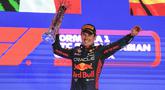 Pebalap Red Bull, Sergio Perez merayakan kemenangan setelah finis pertama saat Formula 1 GP Arab Saudi 2023 yang berlangsung di Jeddah Corniche Circuit, Senin (20/03/2023) WIB. Kemenangan tersebut menjadi yang kelima di ajang balap Formula 1 bagi pebalap asal Meksiko tersebut. (AP Photo/Hassan Ammar)