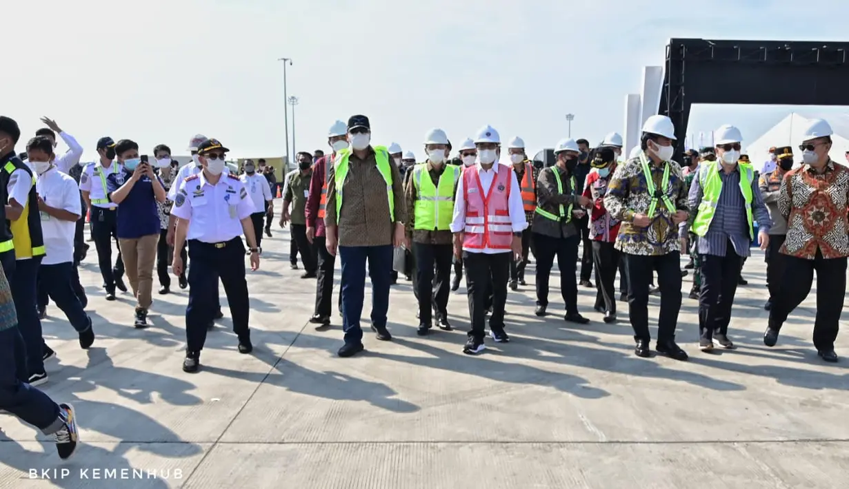 Menhub Budi Karya Sumadi mengecek Terminal Kendaraan Pelabuhan Patimban, Subang, Jawa Barat, Jumat (17/12/2021). Setelah resmi diserahkan, Pelabuhan Patimban langsung melayani ekspor perdana sebanyak 1.209 unit kendaraan ke Filipina, menggunakan Kapal MV. (Foto: BKIP Kemenhub)