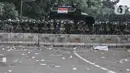 Pasukan Brimob menggunakan tameng saat berlindung dari lemparan batu oleh massa di kawasan Patung Kuda, Jakarta, Selasa (13/10/2020). Kepolisian mengerahkan pasukan Brimob Nusantara untuk mengamankan bentrokan saat aksi menolak UU Cipta Kerja. (merdeka.com/Iqbal S Nugroho)