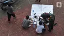 Pengunjung melihat-lihat handphone di Pasar Loak Lebayoran Lama, Jakarta, Jumat (9/9/2022). Pasar Loak Kebayoran Lama tetep eksis di tengah maraknya situs jual beli online atau daring. (Liputan6.com/Angga Yuniar)