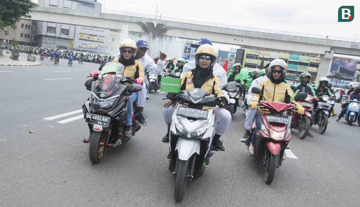 Sejumlah mitra dari Grab ikut meramaikan pawai obor Asian Games XVIII di Palembang, Sumatra Selatan, Sabtu (4/8/2018). Sebanyak 53 kota di Indonesia akan dilalui oleh obor Asian Games. (Bola.com/Reza Bachtiar)