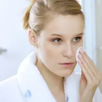 Cara mengatasi jerawat untuk kulit sensitif / Image: Shutterstock