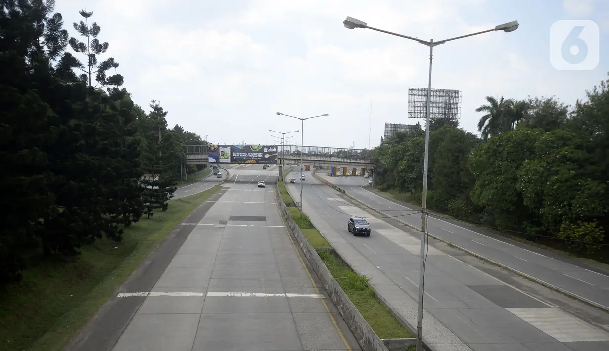 Kendaraan melintasi Jalan Tol BSD-Jakarta yang terlihat lengang di Bintaro, Tangerang Selatan, Rabu (22/4/2020). Sejak pemberlakuan PSBB untuk memutus penularan COVID-19 di wilayah Jakarta dan sekitarnya, aktivitas kendaraan menurun hingga 35 persen. (merdeka.com/Dwi Narwoko)