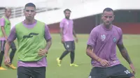 Dua pemain asing PSS Sleman, Brian Ferreira (kiri) dan Alfonso De La Cruz, dalam sesi latihan di Stadion Maguwoharjo, Senin (4/3/2019) pagi. (Bola.com/Vincentius Atmaja)