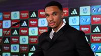 Bek asal Inggris, Trent Alexander-Arnold, memberikan konferensi pers selama presentasi resminya sebagai pemain baru Real Madrid CF, di kompleks latihan Ciudad Real Madrid di Valdebebas, di pinggiran Madrid, pada 12 Juni 2025. (JAVIER SORIANO/AFP)