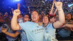 Keseruan nonton bareng final Liga Champions antara Manchester City melawan Inter Milan diadakan di sejumlah tempat. Laga final yang berlangsung di Stadion Olimpiade Ataturk, Istanbul, Turki, menyita perhatian pecinta bola di sejumlah negara. (Nigel French/PA via AP)