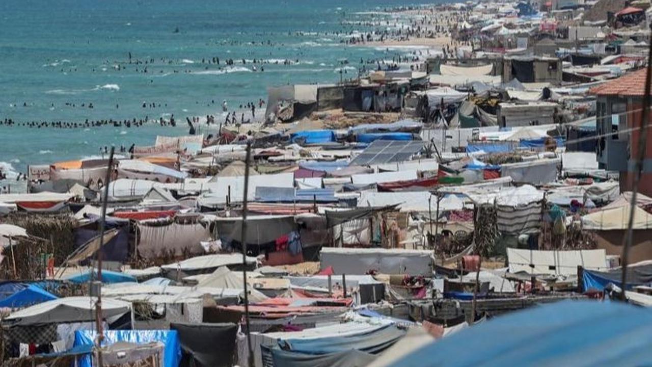 Evakuasi tersebut menyebabkan kepanikan dan ketakutan di kalangan warga, memaksa mereka mencari tempat yang dianggap lebih aman. Foto: REUTERS / Ramadan Abed<br>