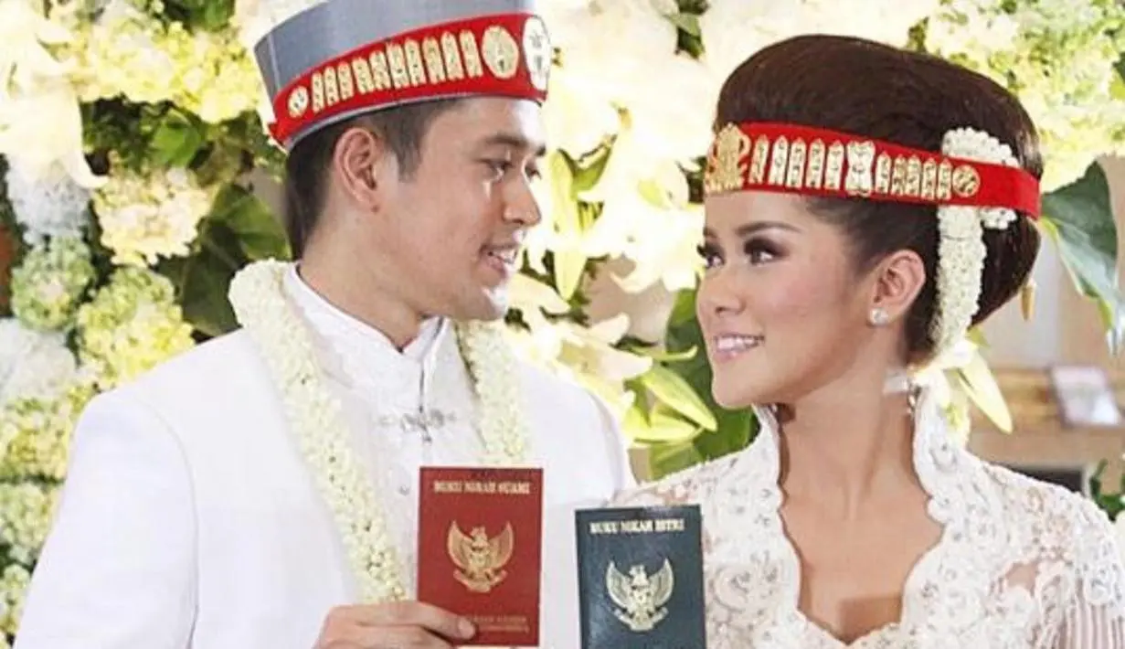 Sebelumnya, Olla Ramlan juga menikah dengan mengusung adat Batak. Sekedar informasi, dipernikahan keduanya Olla menikah dengan pengusa asal Batak, Aufar Hutapea. Setelah pernikahannya kandas, Olla pun tak lagi menggunakan Hutapea. [Instagram/ollaramlanaufar]