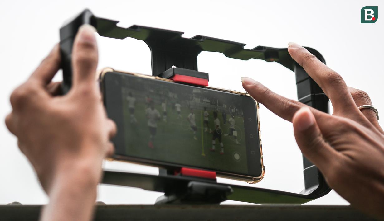 <p>Gawai seorang wartawan saat merekam pemusatan latihan pemain Timnas Indonesia U-22 untuk SEA Games 2023 yang berlangsung di Lapangan A, Kompleks Stadion Utama Gelora Bung Karno (SUGBK), Kamis (02/03/2023). Pemusatan latihan ini akan berlangsung dari tanggal 1-16 Maret 2023. (Bola.com/Bagaskara Lazuardi)</p>