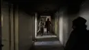 Pasukan Taliban berjalan menyusuri penjara Pul-e-Charkhi di Kabul, Afghanistan, Senin (13/9/2021). Pul-e-Charkhi sebelumnya adalah penjara utama pemerintah Afghanistan untuk menahan anggota Taliban yang ditangkap. (AP Photo/Felipe Dana)