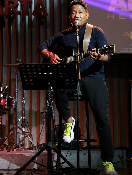 Video klip pun telah digarap untuk melengkapi album bertajuk ‘All About Love’ tersebut. Ia melibatkan wanita-wanita cantik di dalamnya. (Galih W. Satria/Bintang.com)