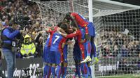 Selebrasi para pemain Crystal Palace saat Luka Milivojevic membobol gawang Arsenal pada lanjutan Premier League pekan ke-32 di Selhurst Park, London, (10/4/2017). Arsenal kalah dari Crystal palace 0-3.  (AP/Tim Ireland)
