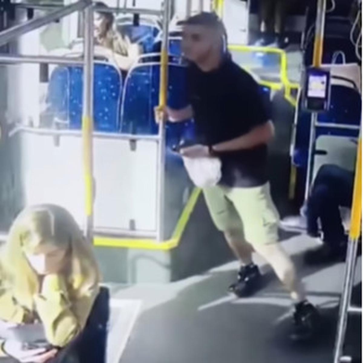 Apesnya Tentara Cantik Israel Diludahi Pemuda Ganteng di Dalam Bus, ini Videonya Benar-Benar Tepat di Wajah