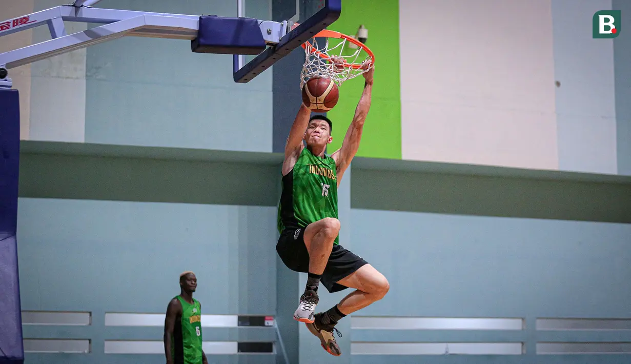 Pemain Timnas Basket Indonesia, Vincent Kosasih melakukan dunk saat pemusatan latihan Timnas Basket Indonesia untuk SEA Games 2023 Kamboja di GBK Arena, Senayan, Jakarta, Rabu (03/05/2023). (Bagaskara Lazuardi)