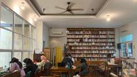 Baca di Tebet, salah satu perpustakaan di Jakarta yang tak hanya menyediakan buku-buku untuk dibaca tapi juga menjadi ruang diskusi dan tempat pertemuan bagi para pecinta buku. (Dok: Liputan6.com dyah pamela)