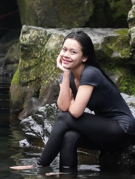 Di sela kesibukan manggung dan pemotretan, Melly Lee sengaja mengeksplorasi lebih jauh alam Sulawesi. Wanita kelahiran asal Cianjur ini menikmati alam di sana. (Liputan6.com/IG/@mellyleeofficial)