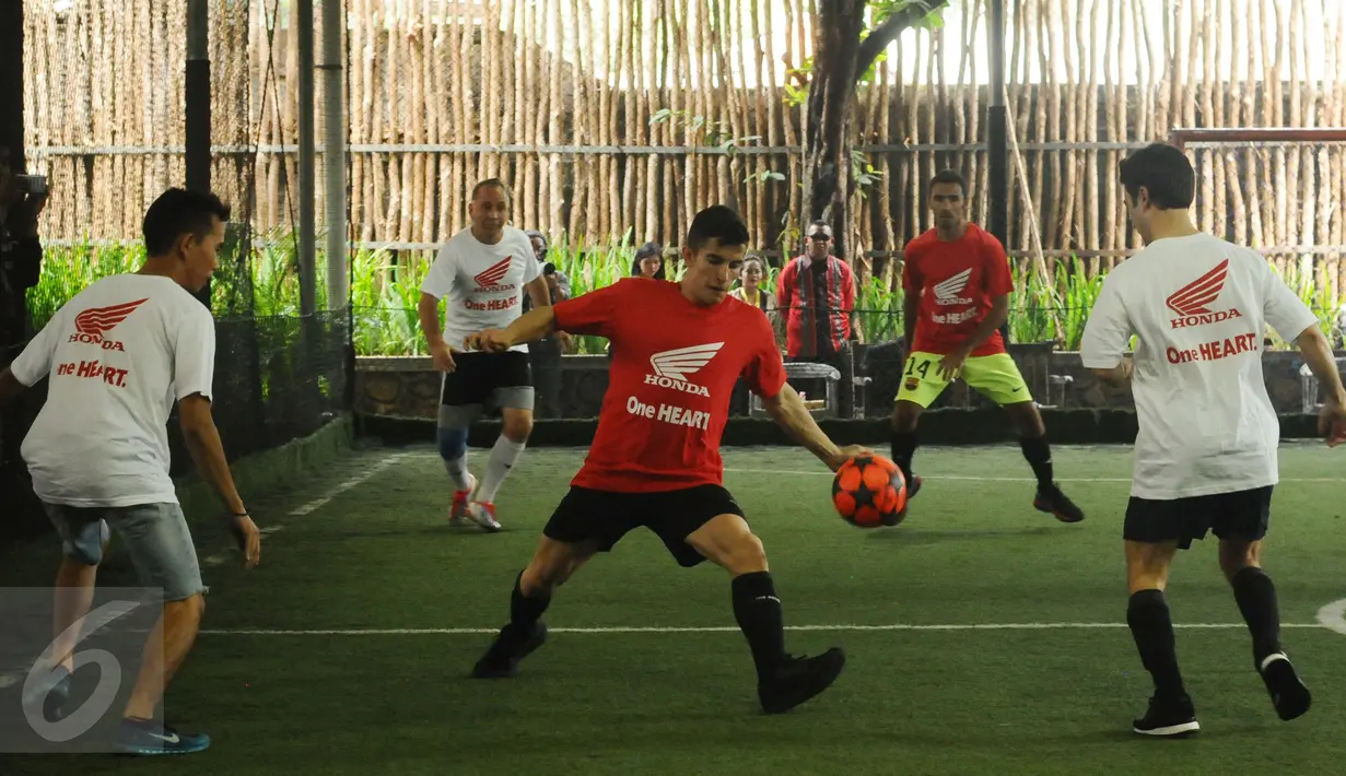 Pebalap MotoGP Repsol Honda, Marc Marquez (tengah) saat bermain futsal bersama AHM di Jakarta, Sabtu (13/2/2016). Tim Repsol Honda yang berlaga di MotoGP 2016 akan diperkenalkan pada Minggu (14/2) di Sirkuit Sentul. (Liputan6.com/Helmi Fithriansyah)