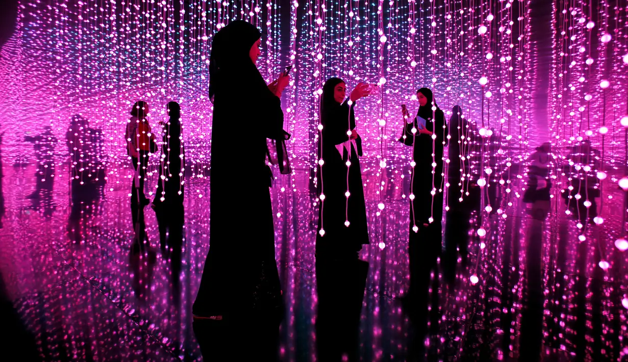 Seorang pengunjung wanita berswafoto di Museum Masa Depan di World Government Summit di Dubai, Uni Emirat Arab (12/2). Bangunan ini akan menjadi daya tarik, sekaligus fasilitas riset. (AP Photo / Kamran Jebreili)