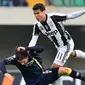 Pemain Chievo Verona, Perparim Hetemaj (kiri) berduel dengan pemain Juventus, Hernanes pada laga Serie A di Bentegodi Stadium, (6/11/2016). (AFP/Giuseppe Caace)