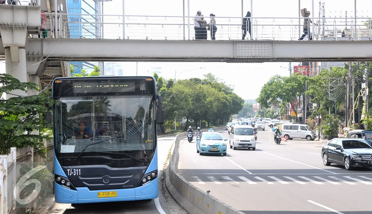 Bus Transjakarta berhenti untuk menaikan penumpang di Halte Juanda, Jakarta, Sabtu (19/11). Transjakarta lakukan penambahan jam layanan operasional hingga pukul 23.00 untuk penuhi kebutuhan aktivitas masyarakat di malam hari. (Liptan6.com/Yoppy Renato)