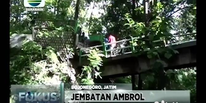 VIDEO: Jembatan Kali Krikil Bojonegoro Ambrol Imbas Tergerus Arus Air