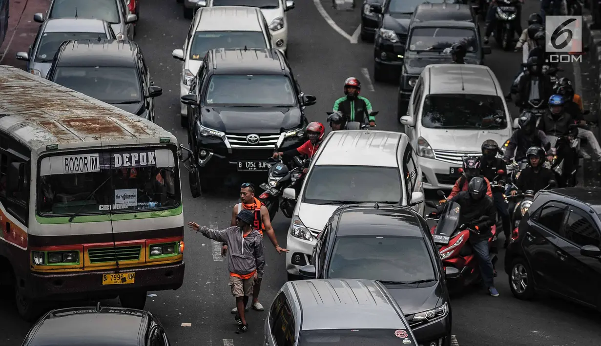 Kendaraan roda dua dan empat tampak terjebak macet panjang di kawasan Jalan Gatot Subroto, Jakarta, Minggu (9/12). Para suporter Persija ingin menyaksikan pertandingan bola klub Persija melawan Mitra Kukar. (Liputan6.com/Faizal Fanani)