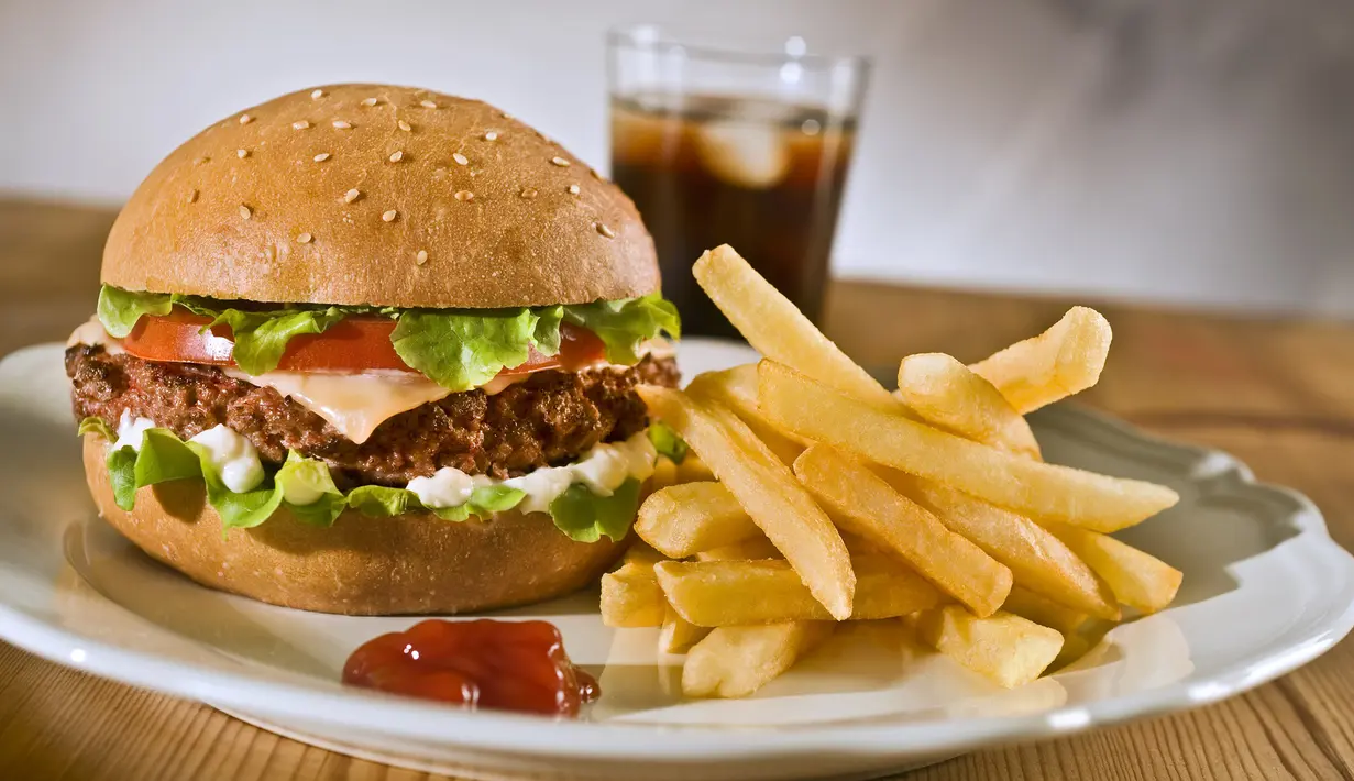 Gula yang hadir dalam makanan olahan dan junk food ternyata sulit dicerna dan cenderung membusuk di dalam usus. Ini akan menyebabkan bau mulut dan juga bau badan. (Istimewa)