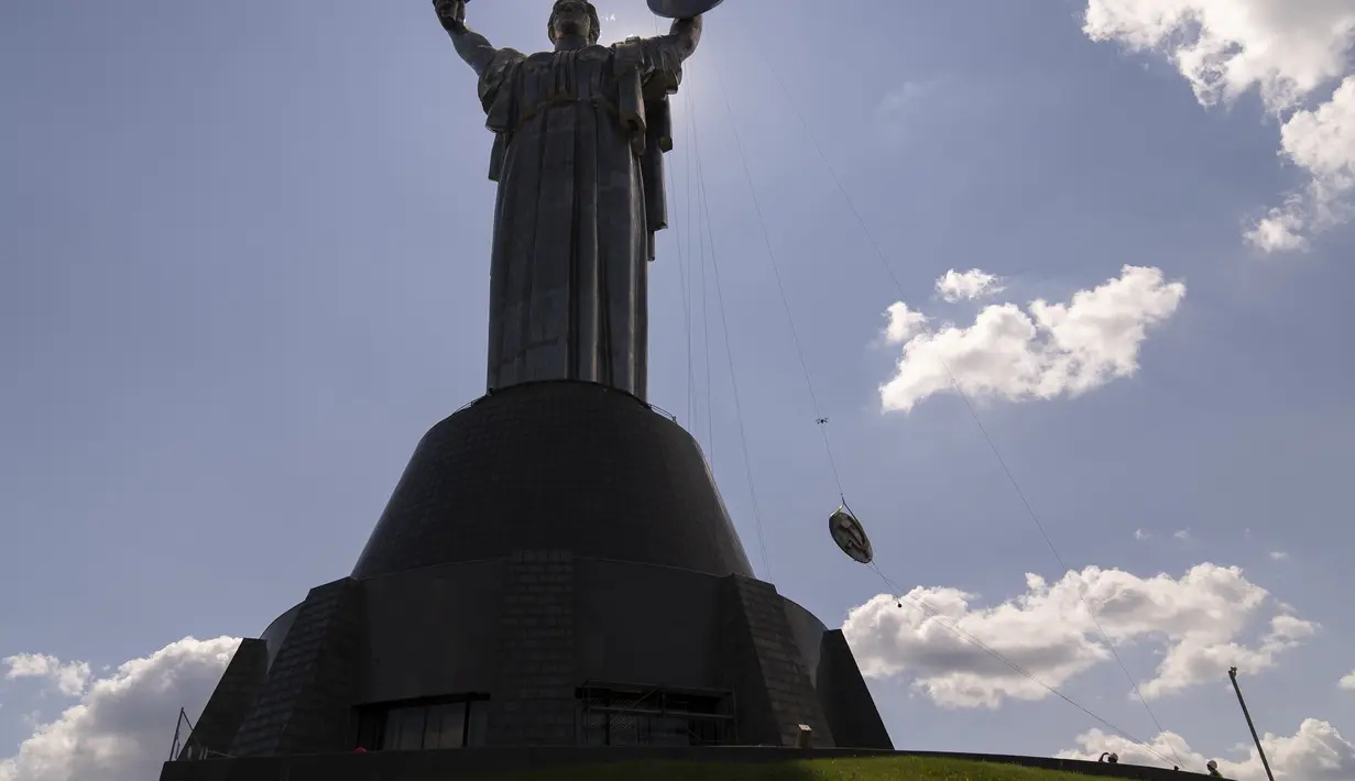 Patung setinggi 102 meter ini dibangun pada 1981 saat Ukraina menjadi bagian dari Uni Soviet. (AP Photo/Jae C. Hong)