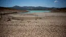 Tanah kering yang terlihat di sekitar waduk Vinuela saat gelombang panas melanda wilayah La Vinuela di Spanyol selatan, Rabu (9/8). Eropa tengah dilanda gelombang panas Lucifer yang suhunya mencapai di atas 40 derajat Celsius. (JORGE GUERRERO / AFP)