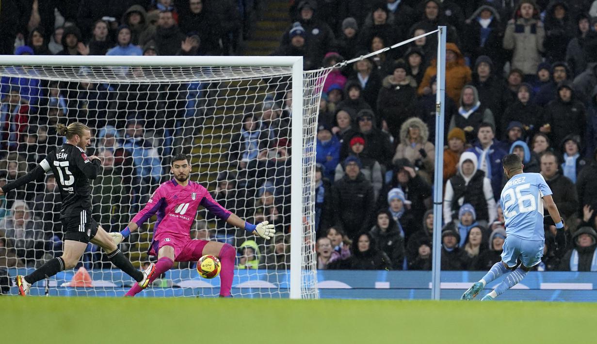 Pada menit ke-59 Riyad Mahrez mencetak gol keduanya untuk membawa Manchester City menjauh 4-1. Gol dicetak melalui skema serangan balik yang dimotori Kevin De Bruyne. (AP/Jon Super)
