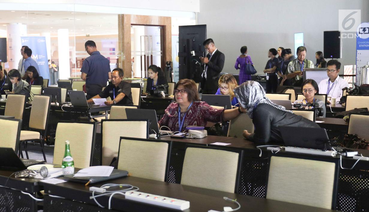 Aktivitas jurnalis berbagai negara saat meliput pertemuan tahunan IMF-Bank Dunia di Nusa Dua, Bali, Senin (8/10). Jumlah peserta pertemuan tahunan ini diperkirakan mencapai 15.000 orang dari 189 negara. (Liputan6.com/Angga Yuniar)