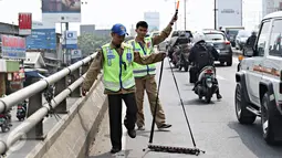 Tim Saber melakukan aksi giat sapu bersih ranjau paku di Jalan Kyai Tapa, Jakarta, Jumat (6/11). Kegiatan itu untuk membersihkan jalan dari ranjau paku dan memberikan rasa nyaman kepada para pengguna kendaraan bermotor. (Liputan6.com/Immanuel Antonius)