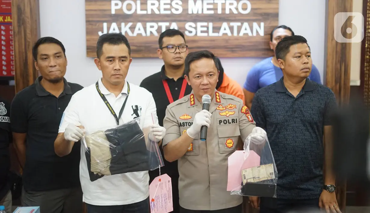 Kapolres Jakarta Selatan Kombes Bastoni Purnomo menunjukkan barang bukti dan tersangka kasus pelecehan seksual di Jakarta, Minggu (26/1/2020). Sopir taksi online itu ditangkap karena melakukan masturbasi di depan tiga wanita di Gatot Soebroto, Jakarta Selatan. (Liputan6.com/Immanuel Antonius)