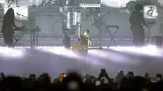Grup band asal Amerika Serikat, LANY tampil pada konser bertajuk 'a November 2022 to Remember' di ICE BSD, Tangerang, Banten, Rabu (10/11/2022). LANY membuat histeris ribuan penonton dengan membawakan sejumlah lagu andalan mereka seperti 'You!', 'Thick n Thin', dan 'Super Far'. (Kapanlagi.com/Bambang Ekoros Purnama)