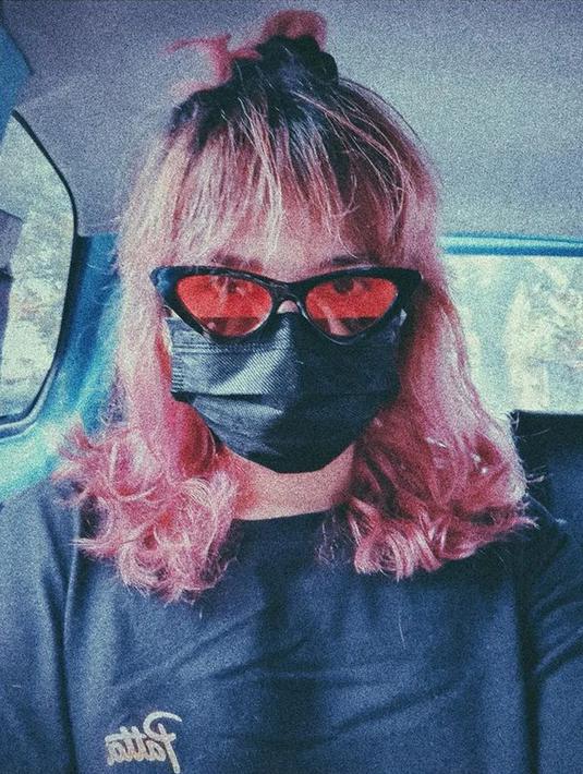 <p>Wanita yang memulai karier sebagai finalis GADIS Sampul 2002 ini juga tak pernah ragu untuk tampil memakai kacamata yang stylish, lho! (Instagram/dindakanyaa)</p>